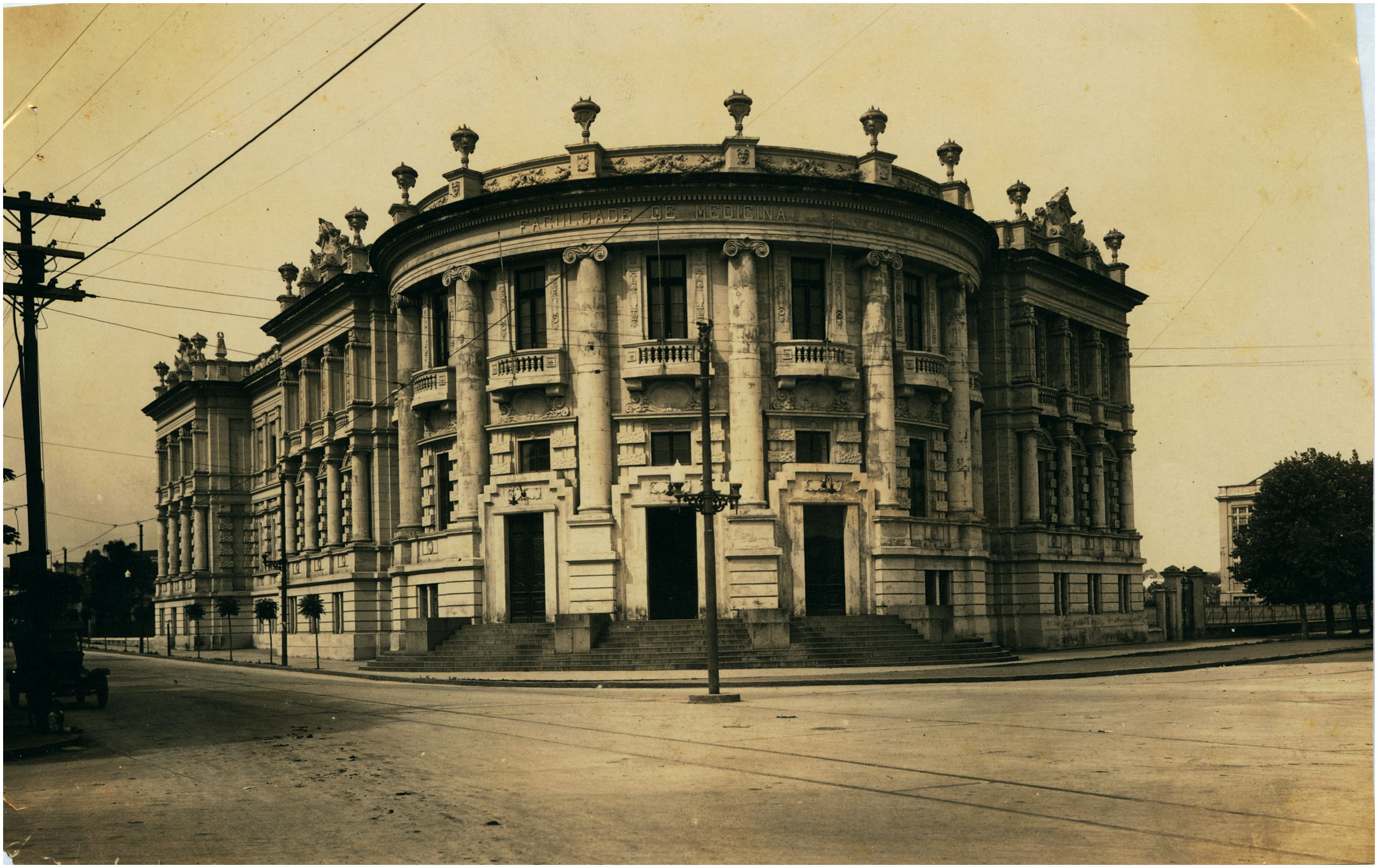 Há 90 anos o bisavô do Dr. Lucas, Dr. Gomercindo Medeiros, formava-se em Medicina na UFRGS. Era o começo de uma história onde a Medicina atravessaria as gerações de uma família.
