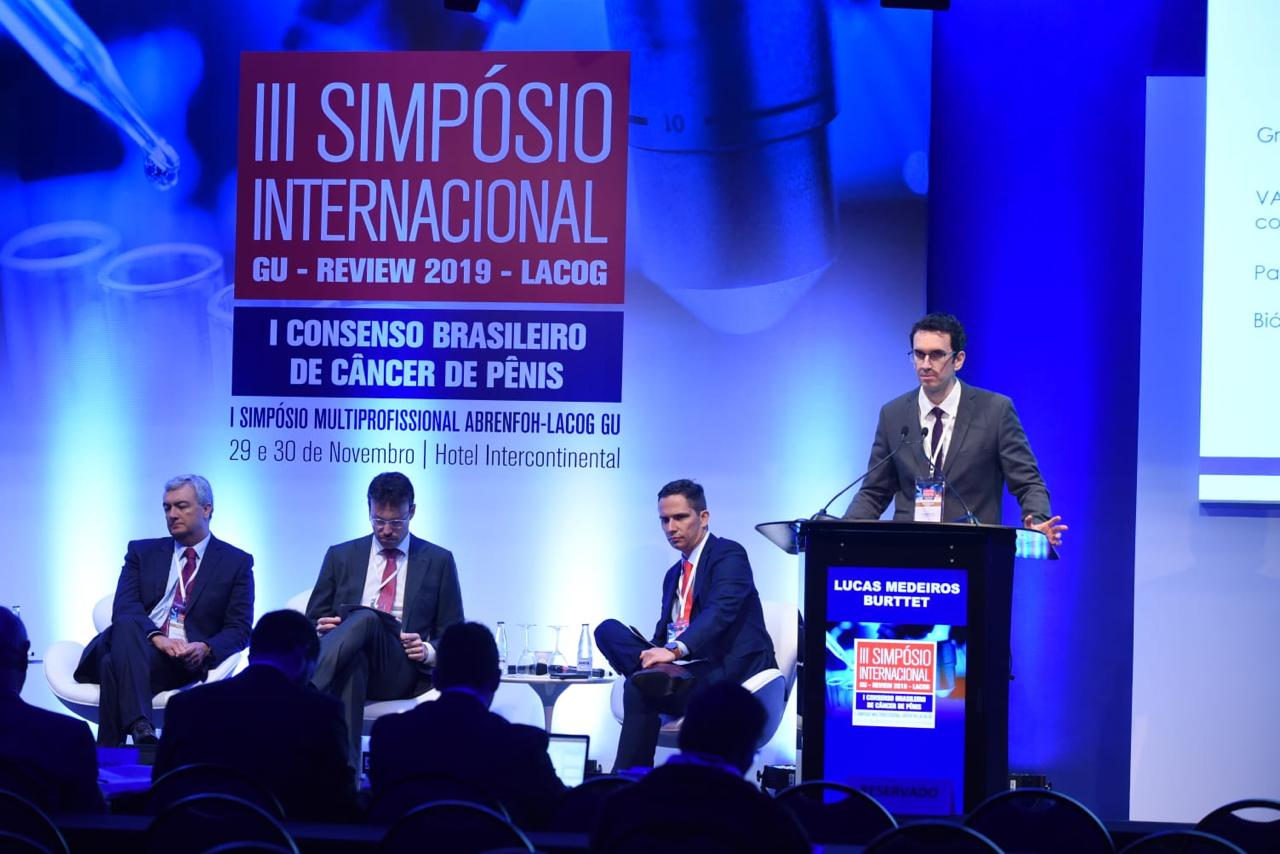 Dr Lucas Burttet ministra palestra durante III Simpósio Internacional em São Paulo