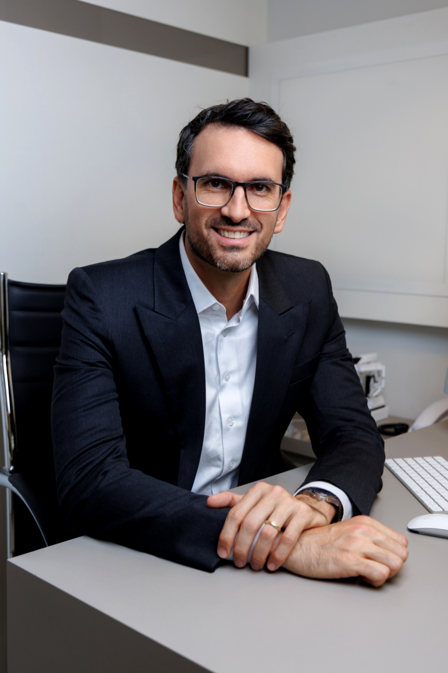 Dr. Lucas Burttet